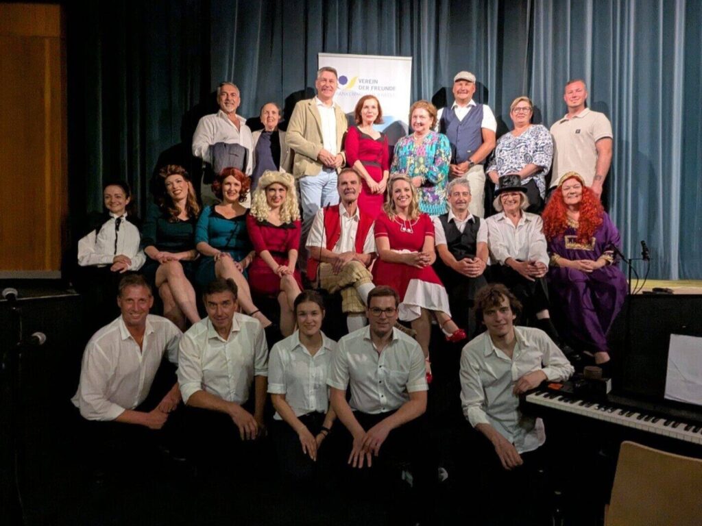 Gruppenbild Verein des Krankenhaus Lilienfeld mit Schauspielern und Musikern des Theater St. Aegyd